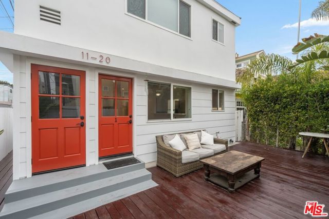 11 20TH Avenue 1 Venice, California Steps to the Beach - just walk out your front gate! Located at corner of Speedway and 20th Ave, this spacious unit has living room with dining area and kitchen with breakfast bar, wood floors throughout, large front sun deck with outdoor sofa and bbq, 3 bedrooms 2 bathrooms, separate den/family room. Very comfortable unit -can be furnished or unfurnished - just updated with new air conditioning units and freshly painted inside and out. 2 car parking