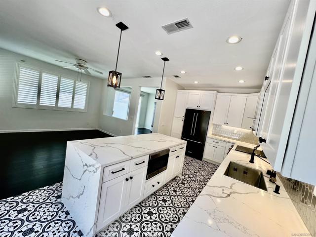 9539 Compass Point Dr S, San Diego CA: https://media.crmls.org/mediaz/e91b45a3-edca-4990-ada7-3a316f9b96ea.jpg