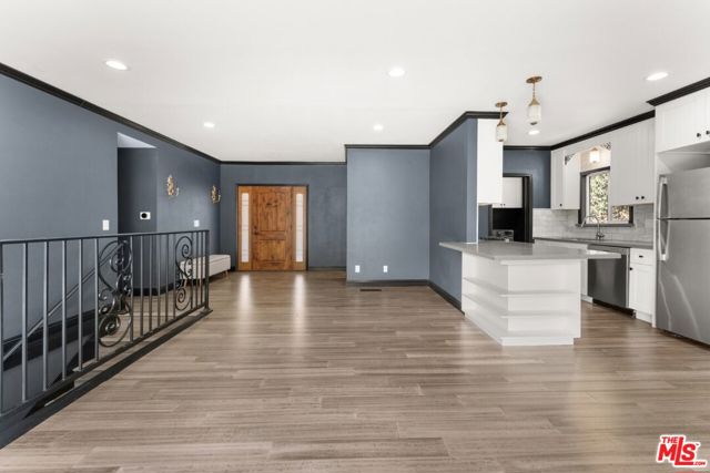 7083 Highcliff Trail, Tujunga CA: https://media.crmls.org/mediaz/e91ba0f7-0cac-4049-8d1d-c14656a78acb.jpg