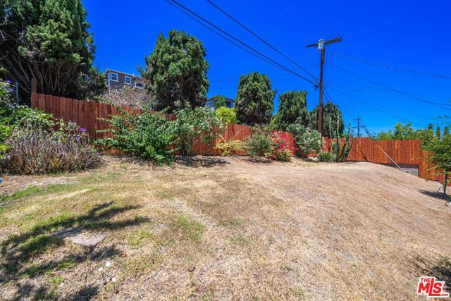2333 Warwick Avenue, Los Angeles CA: https://media.crmls.org/mediaz/e91baa82-eb23-4deb-bd29-6a9b9ad987bf.jpg