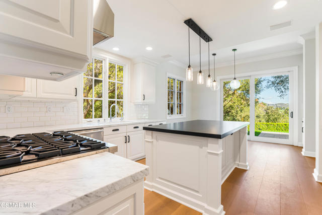 2306 Heatherbank Court, Thousand Oaks CA: https://media.crmls.org/mediaz/e91bd820-fbfc-4f06-9065-5d62d8e062ce.jpg