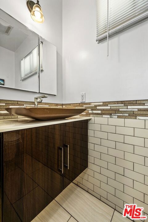 5905 S Chariton Avenue, Los Angeles CA: https://media.crmls.org/mediaz/e91d3eee-1789-4727-861b-487b8a6ee84e.jpg