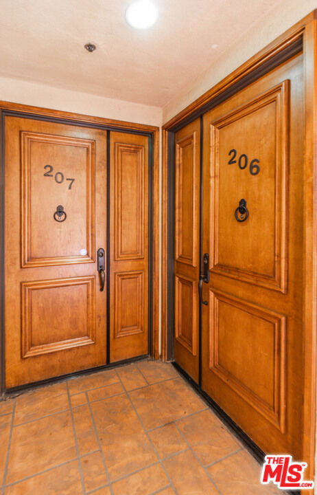 5132 Maplewood Avenue, Los Angeles CA: https://media.crmls.org/mediaz/e91dc31a-acc2-4855-ae62-3a094b5cd1e1.jpg