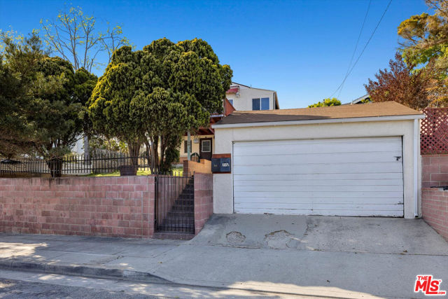711 Pier Avenue, Santa Monica CA: https://media.crmls.org/mediaz/e920070a-cd99-4e08-b911-fdb213d2f8e8.jpg