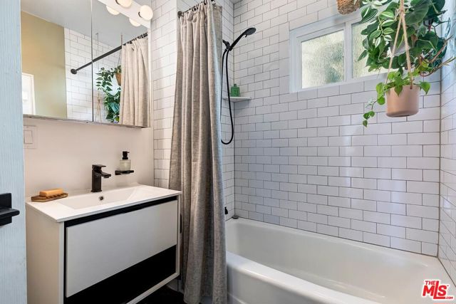 1410 Wellesley Drive, Glendale CA: https://media.crmls.org/mediaz/e9210954-ab42-40de-807d-fdea4be72a95.jpg
