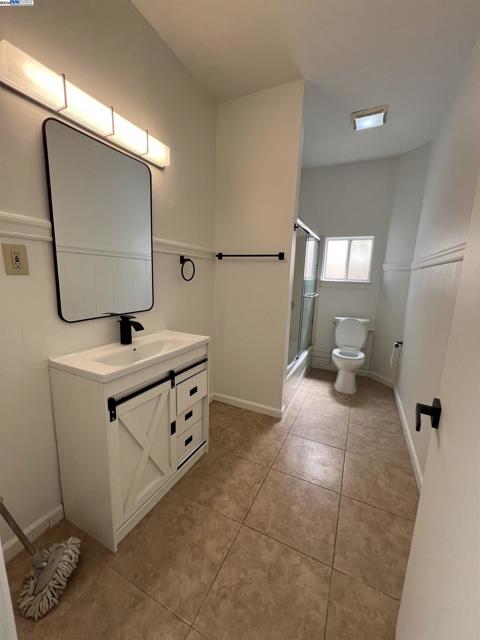 905 Alice St, Oakland CA: https://media.crmls.org/mediaz/e921297c-a665-467c-bdbc-e3b016829678.jpg