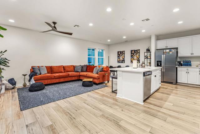 Detail Gallery Image 3 of 20 For 506 Willowmore St, Vista,  CA 92081 - 3 Beds | 2 Baths