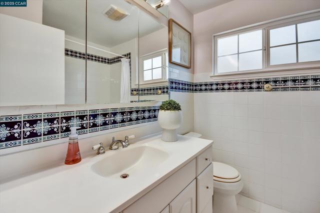 423 Casa Del Mar Dr, Half Moon Bay CA: https://media.crmls.org/mediaz/e92284f3-fc45-4cf0-b9c9-e3b34176e40e.jpg