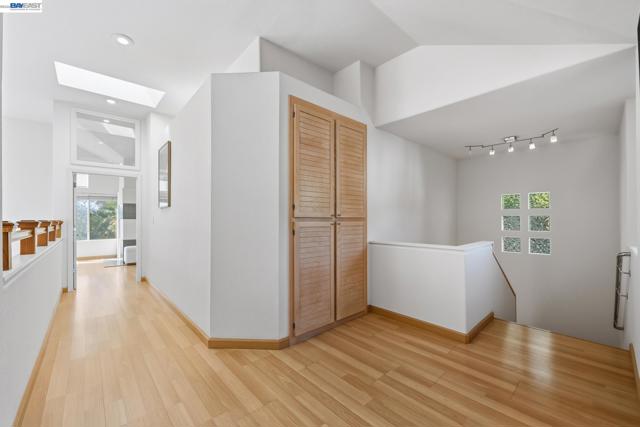 906 Vista Pointe Dr, San Ramon CA: https://media.crmls.org/mediaz/e922e182-33bf-40f8-a7dc-495bc6c4121a.jpg