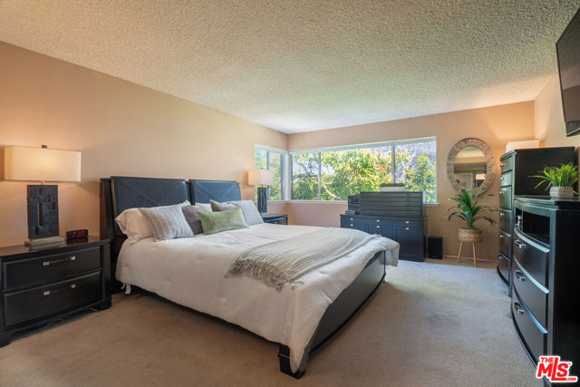 2870 Angelo Drive, Los Angeles CA: https://media.crmls.org/mediaz/e92336da-99cd-4dee-9990-8213caf65d4e.jpg