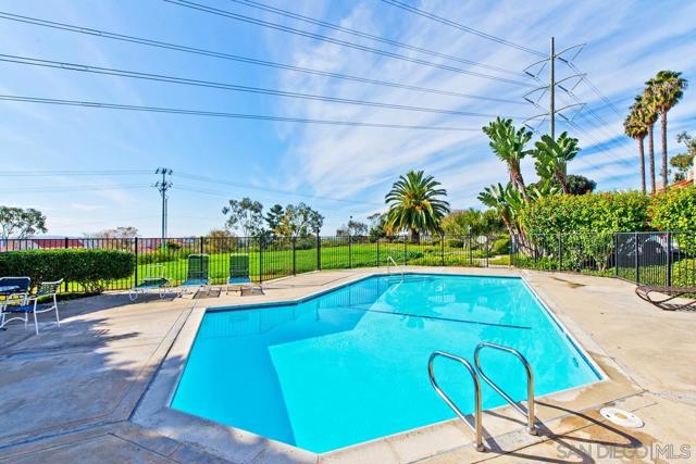 1914 Swallow Ln, Carlsbad CA: https://media.crmls.org/mediaz/e923baca-3117-4e06-b5aa-9619e785012e.jpg