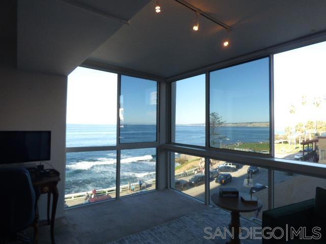 939 Coast Blvd, La Jolla CA: https://media.crmls.org/mediaz/e923d184-e69c-4b4d-a31e-6daba5f90ad5.jpg