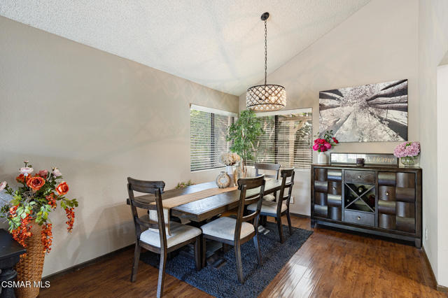 2124 Snowberry Court, Simi Valley CA: https://media.crmls.org/mediaz/e925a9fc-3fd3-4449-ba81-990c7feb9b51.jpg