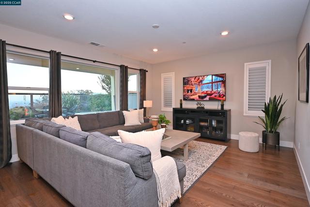 528 Caprio Ct, San Ramon CA: https://media.crmls.org/mediaz/e925e4c4-a3ec-4268-b080-26205e9f72c8.jpg