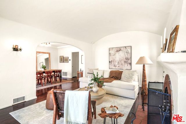 2218 Pearl Street, Santa Monica CA: https://media.crmls.org/mediaz/e9272e8d-ab57-488e-9dde-bf0b5ae4ab37.jpg