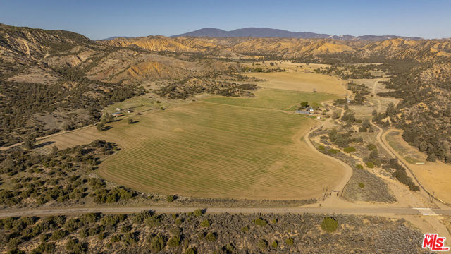 29433 Highway 33 Highway, Maricopa CA: https://media.crmls.org/mediaz/e92756f8-a22b-47bd-8ac6-ff6d2ded341d.jpg