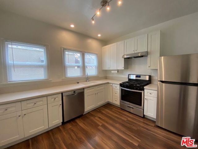 25 Falcon Avenue, Long Beach CA: https://media.crmls.org/mediaz/e9278e82-4101-472a-9af1-dbdc4fdbd110.jpg