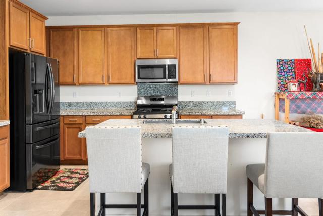 390 Tanoak Street, Hollister CA: https://media.crmls.org/mediaz/e929a2eb-3db1-4bc3-bd9a-aee57d73c581.jpg