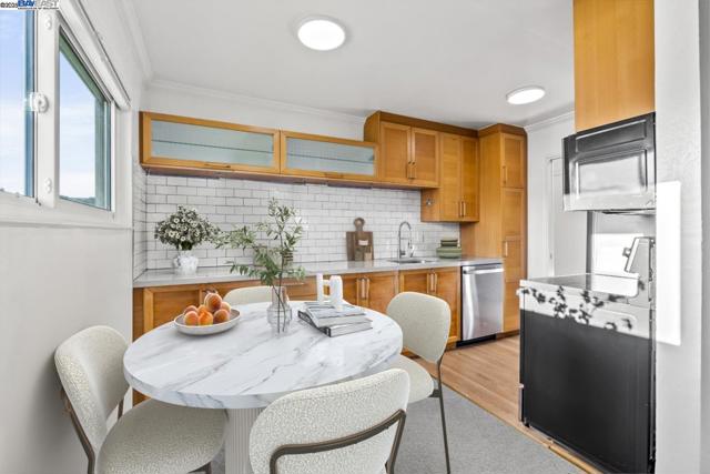 321 Warwick Ave, Oakland CA: https://media.crmls.org/mediaz/e929a644-a4d4-4799-8e92-02dee0fdddc6.jpg