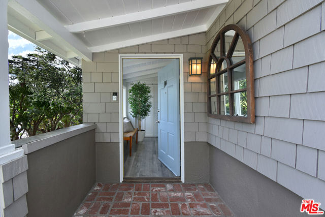 15200 Del Gado Drive, Sherman Oaks CA: https://media.crmls.org/mediaz/e92ad0a0-0bba-4b1e-b1d2-89a96bf4c5f4.jpg
