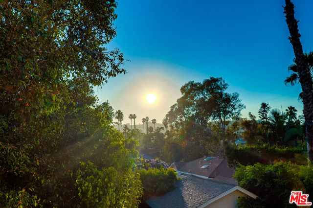 1607 N Vista Street, Los Angeles CA: https://media.crmls.org/mediaz/e92b2e39-d844-409e-a740-f967d379d78b.jpg