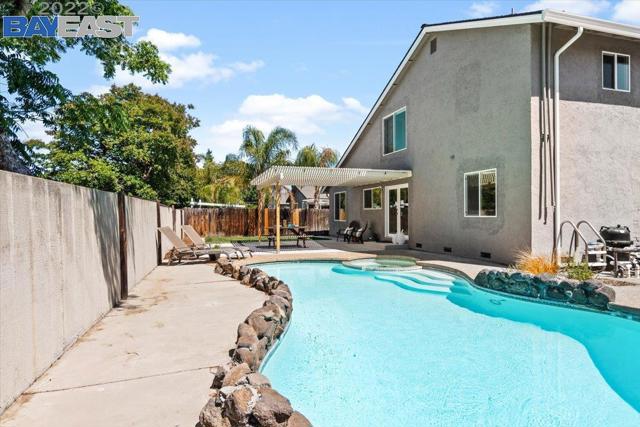 21 Lisa Ct, Brentwood CA: https://media.crmls.org/mediaz/e92b4e9c-b607-4bc4-99d6-fce6dd64f68f.jpg