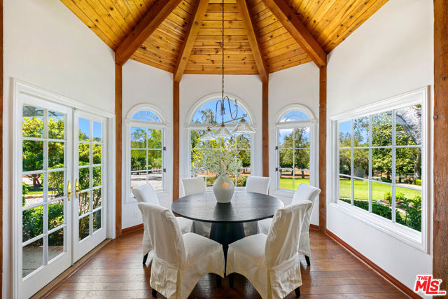33269 Mulholland Highway, Malibu CA: https://media.crmls.org/mediaz/e92bd11a-e6e6-4a77-83d6-fd52868b483c.jpg