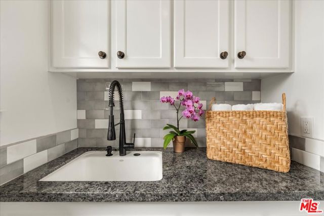 1664 Amherst Avenue, Los Angeles CA: https://media.crmls.org/mediaz/e92c0559-aec0-482d-9f27-c84023191daa.jpg