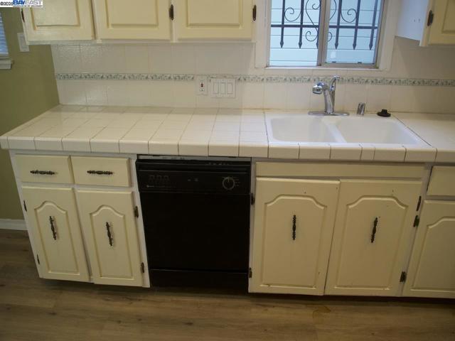 7608 Arthur St, Oakland CA: https://media.crmls.org/mediaz/e92c1dba-e4b1-4d5f-b994-5f8a28216479.jpg