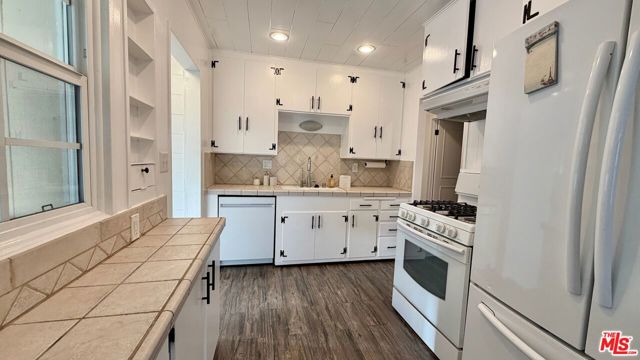 6257 Alcove Avenue, North Hollywood CA: https://media.crmls.org/mediaz/e92c853b-29c2-4ba0-9042-33b983b227d6.jpg