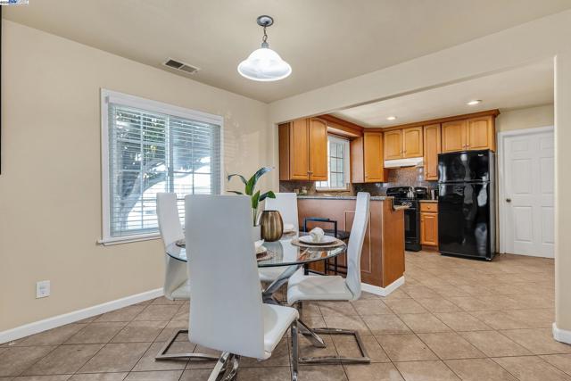 15028 Grenda St, San Leandro CA: https://media.crmls.org/mediaz/e92d8a0b-55ad-41be-9728-5383681abbcd.jpg