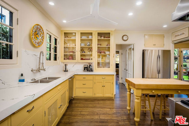 500 N Las Palmas Avenue, Los Angeles CA: https://media.crmls.org/mediaz/e92e06e1-f27e-46bb-b599-56710a17dcab.jpg