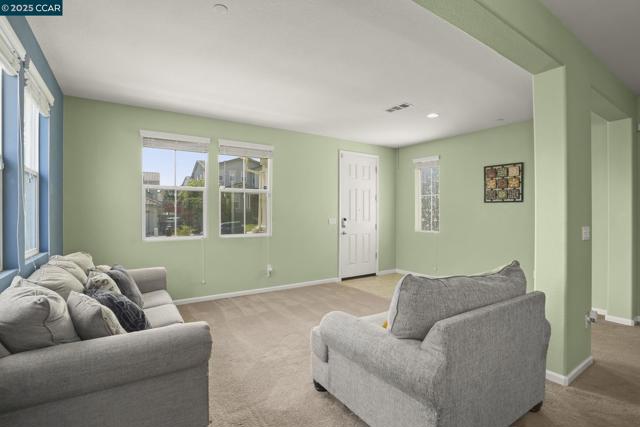 2536 Tomales Bay Dr, Bay Point CA: https://media.crmls.org/mediaz/e930a76e-eba3-41b2-87ec-3f6a38d2069e.jpg
