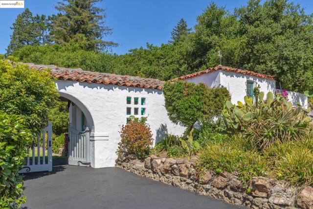 6801 Estates Dr, Oakland CA: https://media.crmls.org/mediaz/e9320036-df98-4e24-bd32-78a0f1f65ee1.jpg