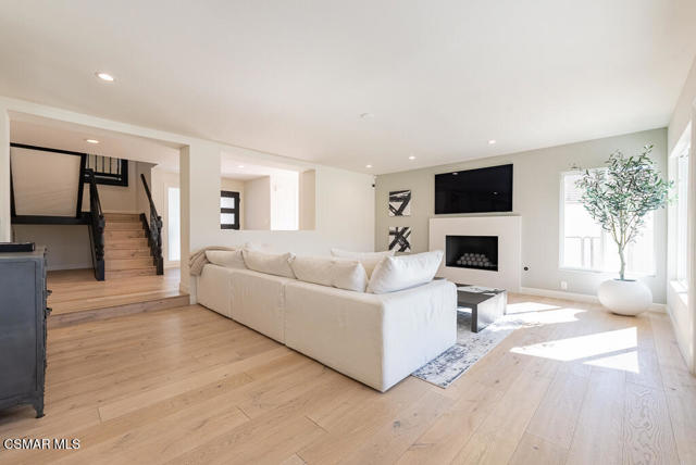 1725 Royal Saint George Drive, Westlake Village CA: https://media.crmls.org/mediaz/e9322d0c-5fcd-4578-b2ef-ce9540490444.jpg