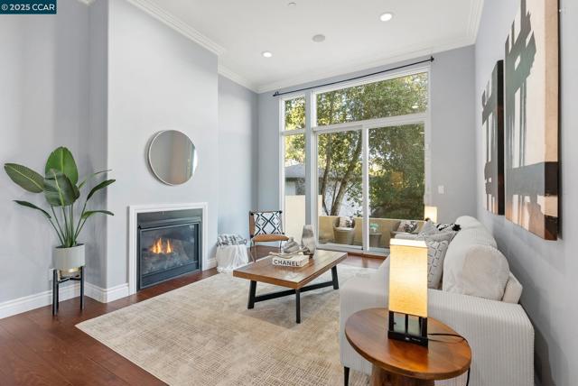 102 Barbara Rd, Orinda CA: https://media.crmls.org/mediaz/e932f0fa-e56c-43fe-8d03-37ce4757d0d0.jpg