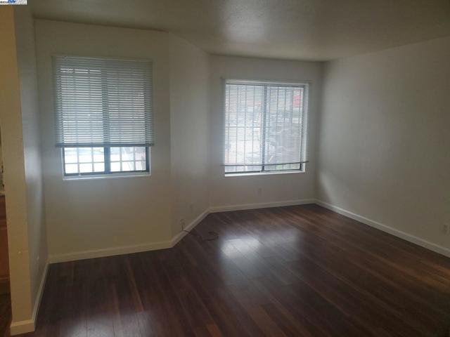 6109 Foothill Blvd, Oakland CA: https://media.crmls.org/mediaz/e9334a22-e5b2-4cff-949b-c3d7eace5a56.jpg