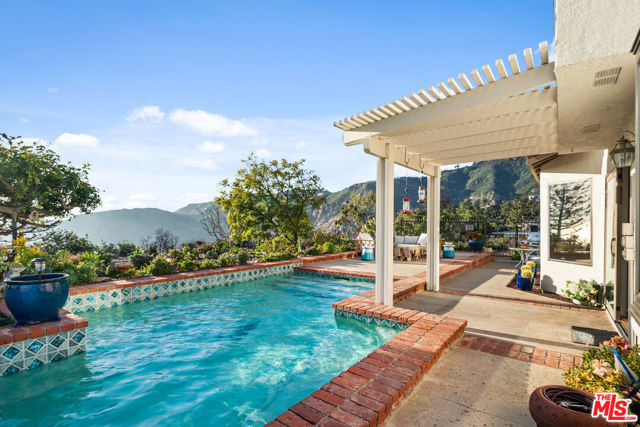 23255 W Paloma Blanca Drive, Malibu CA: https://media.crmls.org/mediaz/e933bd20-dabe-4897-9913-f28f256796a4.jpg
