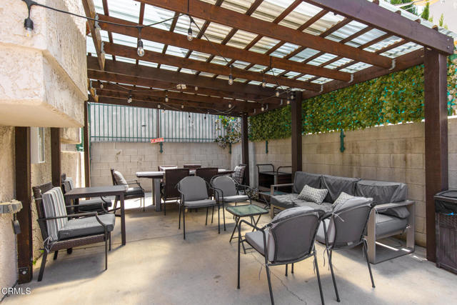 Detail Gallery Image 12 of 13 For 11940 Weddington St #19,  Valley Village,  CA 91607 - 2 Beds | 2/1 Baths