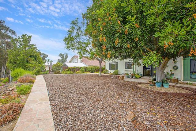 10751 Oakbend Dr, San Diego CA: https://media.crmls.org/mediaz/e934abb2-2a91-4135-a8ea-4ee06011c688.jpg