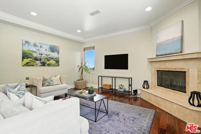 3200 Elm Avenue, Manhattan Beach CA: https://media.crmls.org/mediaz/e9352db7-8f85-49a8-baf4-25d92155976d.jpg