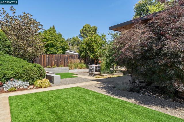 206 Santa Fe Dr, Walnut Creek CA: https://media.crmls.org/mediaz/e9355a6e-077a-4760-b370-ccca35001747.jpg