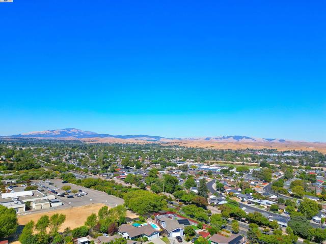 7776 Dublin Green Ct, Dublin CA: https://media.crmls.org/mediaz/e935d496-0147-4cdf-94bd-893daf38eab6.jpg