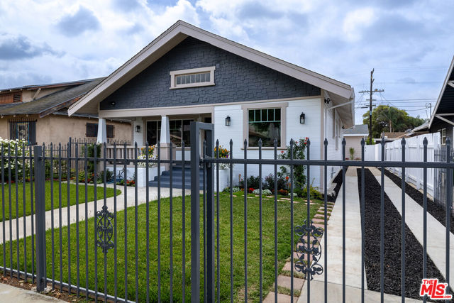 1558 W 47th Street, Los Angeles CA: https://media.crmls.org/mediaz/e935fca4-b45a-416b-97fd-acfb15c6c00b.jpg