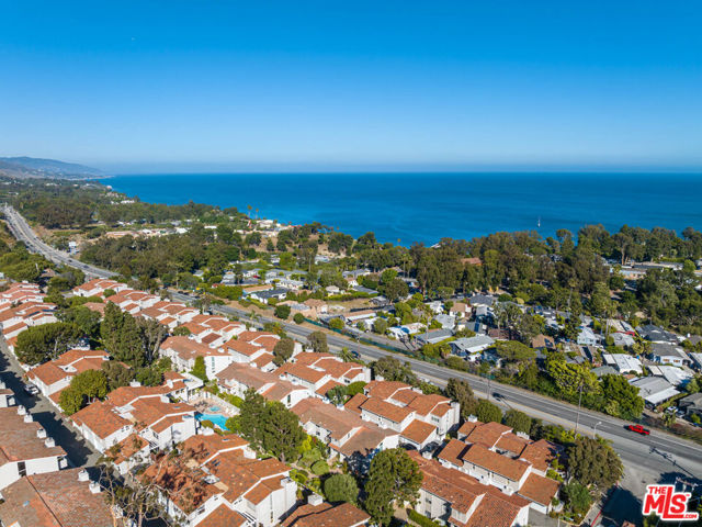 28374 Rey De Copas Lane, Malibu CA: https://media.crmls.org/mediaz/e9360695-0783-48e4-abe2-9d09e231c62b.jpg