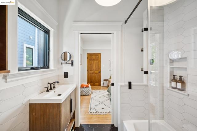 327 Hudson St, Oakland CA: https://media.crmls.org/mediaz/e937502f-8438-4491-8c7a-b33e14e69940.jpg