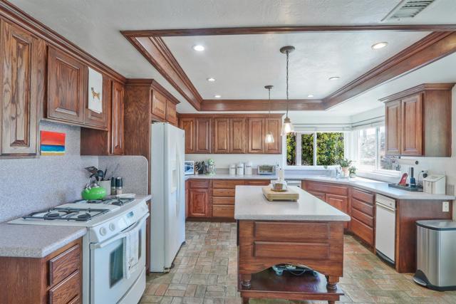 15549 Vista Vicente Dr, Ramona CA: https://media.crmls.org/mediaz/e93754f8-01c1-4e14-8f09-1c6d9067c260.jpg