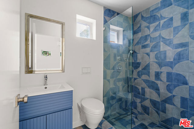 2425 Cloy Avenue, Venice CA: https://media.crmls.org/mediaz/e937923e-12b0-4ae2-8410-6da8a8023b24.jpg