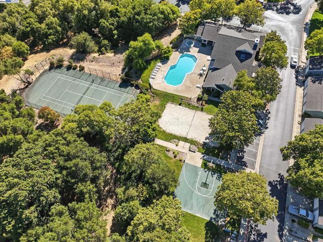 7635 Canyon Meadow Cir, Pleasanton CA: https://media.crmls.org/mediaz/e9381fe7-a8e0-49aa-9bb9-5fa879f139bb.jpg