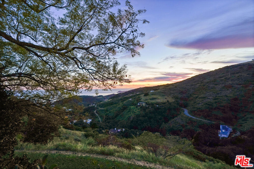 https://media.crmls.org/mediaz/e9382f64-61aa-4d87-8774-4f019db9337b.jpg?preset=X-Large